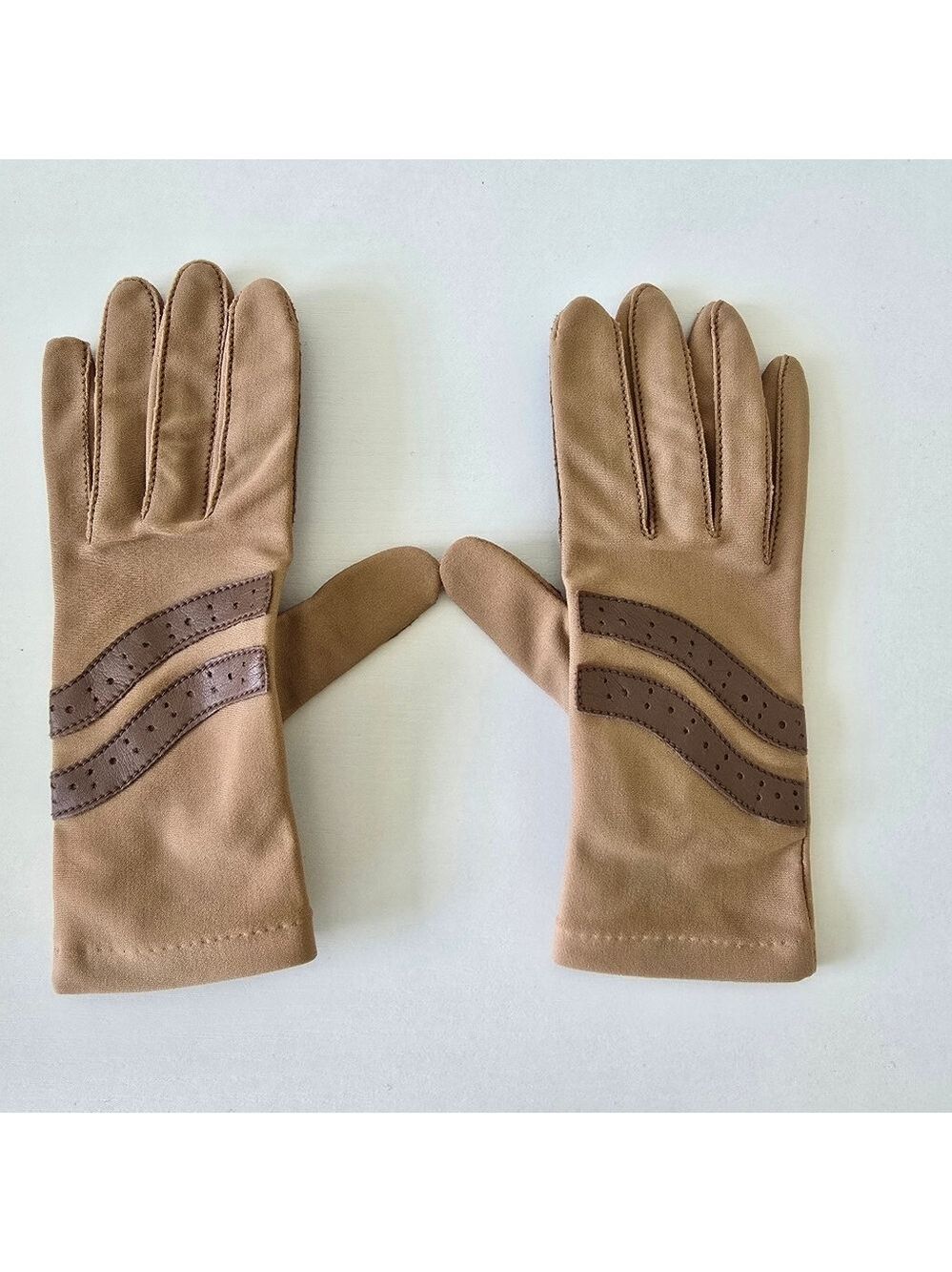 Leggs Sheer Energy Classic Tan Women's Stretchy Gloves with Brown Accent - OS